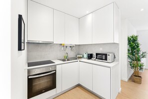 Jääkaappi, mikroaaltouuni, uuni, astianpesukone