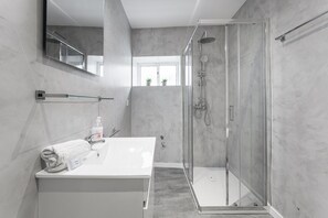 Een douche, een haardroger, handdoeken