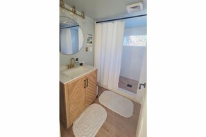 Toallas, jabón, papel de baño 