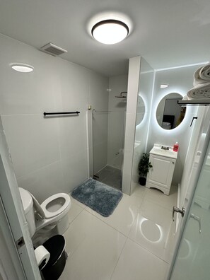 Towels, soap, toilet paper - Apt 4 Sagitario a 5 Mins to SJU Airport | Modern Studio for 2 near Isla Verde (Carolina)