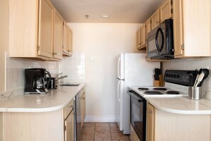Fridge, microwave, oven, stovetop - Big Bright Windows with great views of the city - Centrally located.  Walk anywhere, MBTA nearby. (Boston)