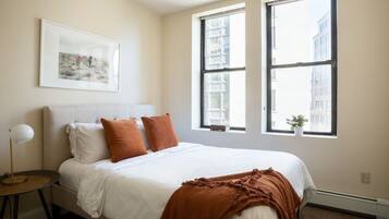 Escritorio, tabla de planchar con plancha, wifi y ropa de cama