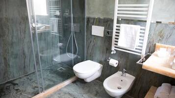 Deluxe Double or Twin Room | Bathroom | Shower, hair dryer, towels, soap