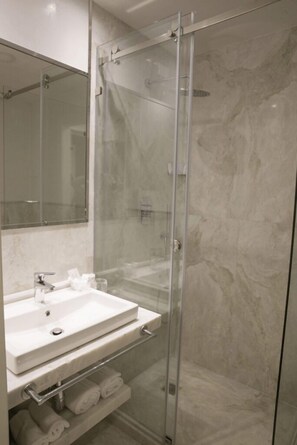 Superior Double Room, Non Smoking | Bathroom | Shower, hair dryer, towels, soap - Boutique Hotel Enia  (Prato)