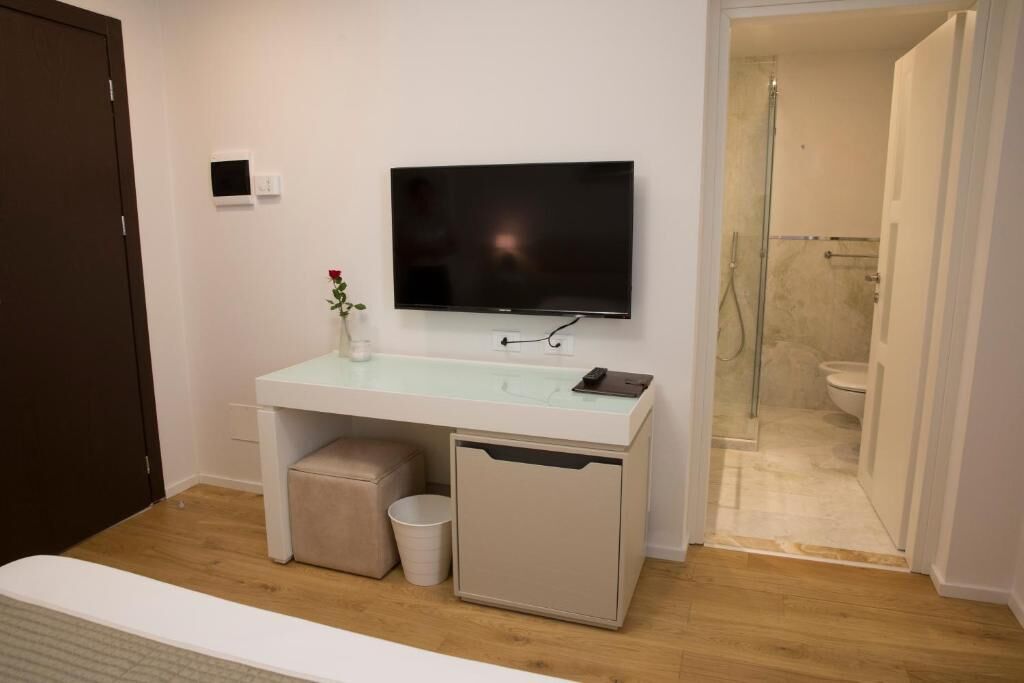 Escritorio, sistema de insonorización y wifi gratis 