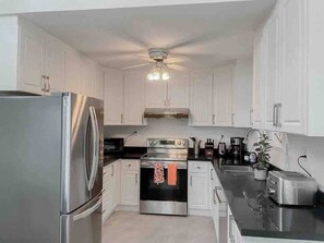 Refrigerador, microondas, horno y parrilla de estufa 