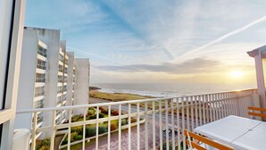 A balcony with a view of the ocean and a parking lot. - Ciel de Bora - Panoramic Ocean View & Parking (Saint-Hilaire-de-Riez)