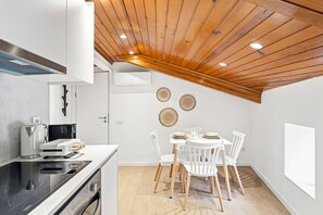 Een koelkast, een magnetron, een oven, een vaatwasser