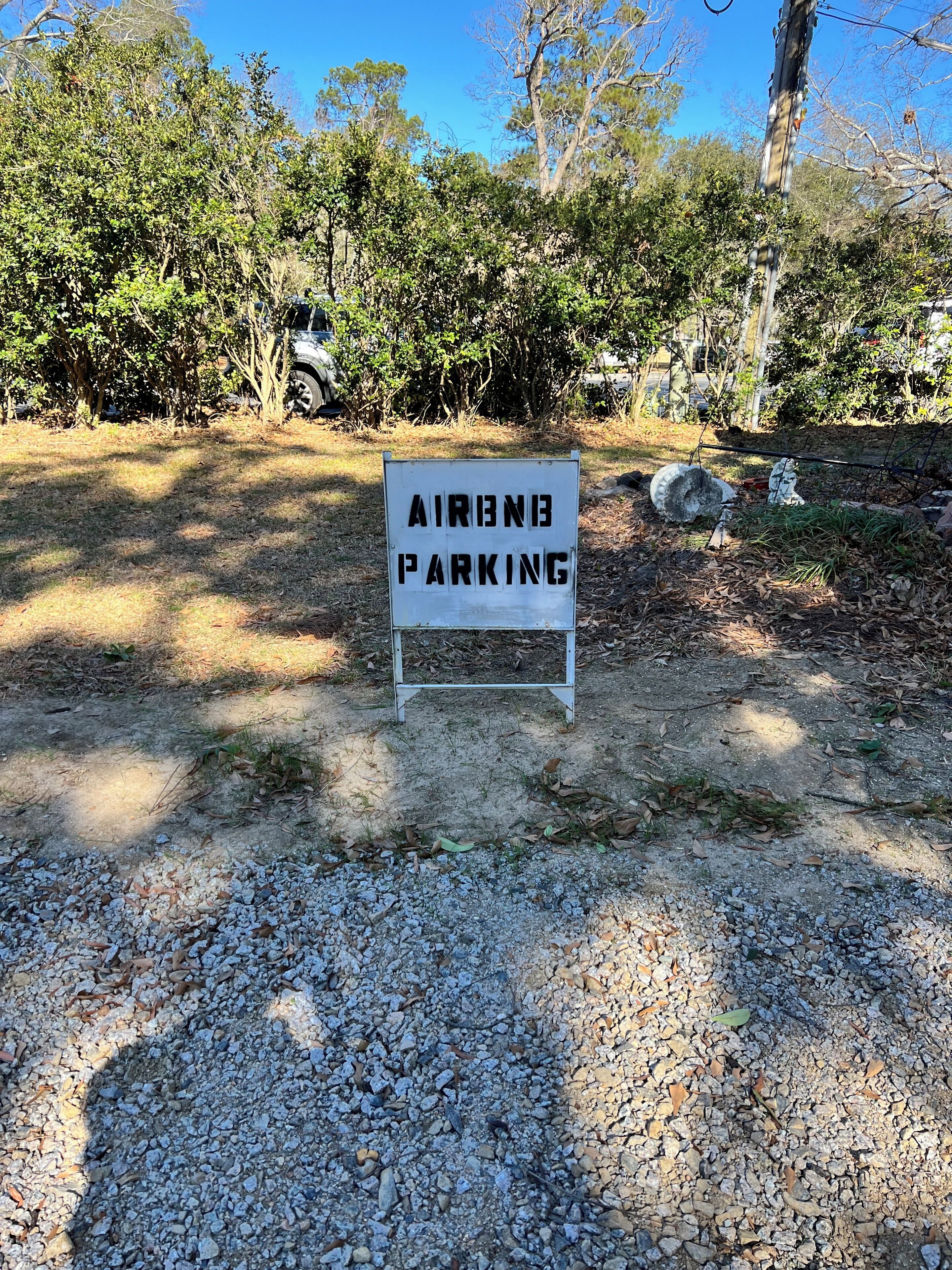 Een bord dat Airbnb parkeerplaats aangeeft.