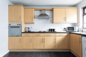 Private kitchen - Traditional Belfast Home, Walking Distance to City & Titanic Heritage (Belfast)