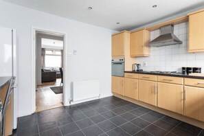 Private kitchen - Traditional Belfast Home, Walking Distance to City & Titanic Heritage (Belfast)
