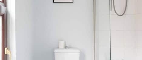 SĂšche-cheveux, serviettes fournies, savon, papier toilette