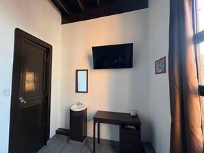 Basic Room - Hotel Zamora Downtown CDMX (Mexico City)