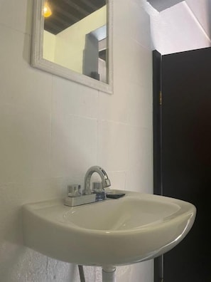 Quarto clássico | Banheiro | Toalhas de banho, sabonete, shampoo, papel higiênico