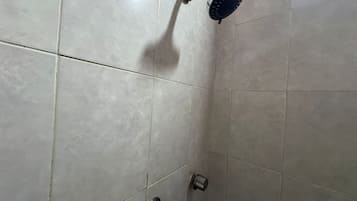 Toallas, jabón, shampoo, papel de baño