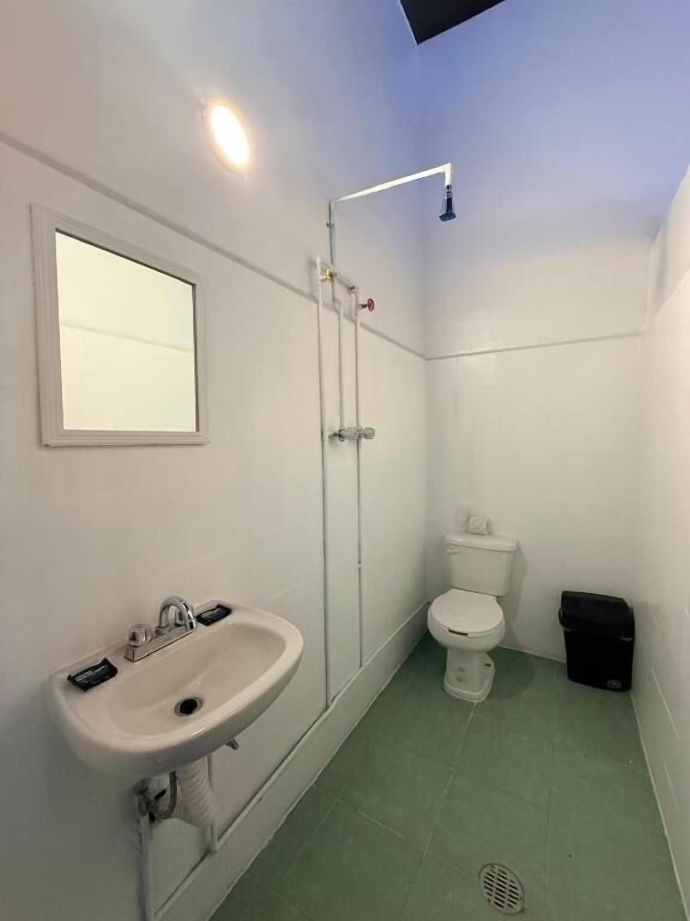 Handtücher, Seife, Shampoo, Toilettenpapier