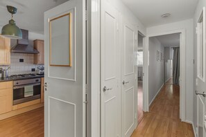 Fridge, microwave, oven, stovetop - Stylish 1-Bed Flat in London’s Prime Diamond District (London)