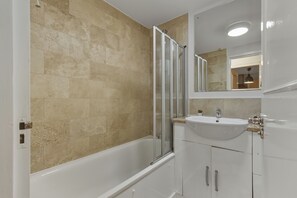 Hair dryer, towels, soap, toilet paper - Stylish 1-Bed Flat in London’s Prime Diamond District (London)