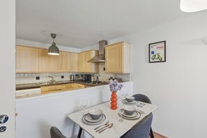 Fridge, microwave, oven, stovetop - Stylish 1-Bed Flat in London’s Prime Diamond District (London)