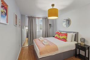1 bedroom, iron/ironing board, free WiFi, bed sheets - Stylish 1-Bed Flat in London’s Prime Diamond District (London)
