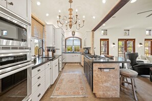 Fridge, microwave, oven, stovetop - ☀️Private pool | Luxury | Golf Cart | 6 Bikes | Villa Tranquility☀️ (Destin)