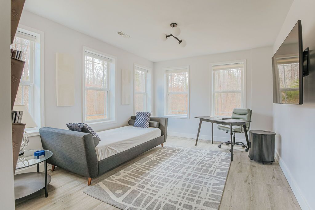 Escriptori, planxa i posts de planxar, wifi gratuïta i roba de llit 