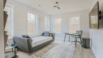 3 bedrooms, desk, iron/ironing board, free WiFi