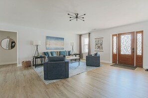 Televisio, DVD-soitin, kirjoja, videokirjasto