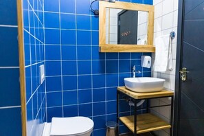 Secador de pelo, toallas y papel higiénico