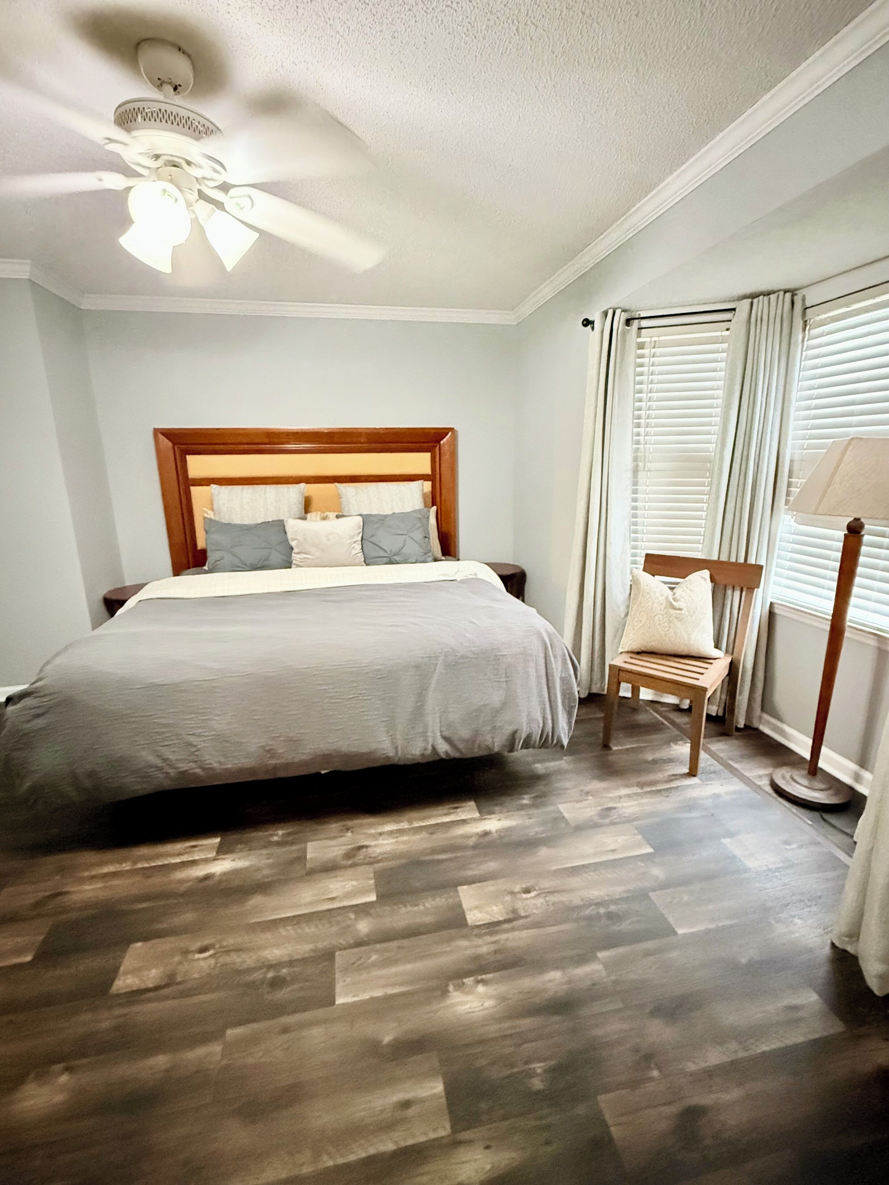 2 habitaciones, escritorio, tabla de planchar con plancha y wifi gratis 