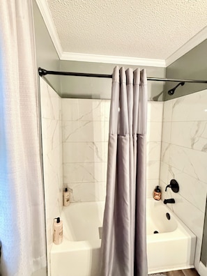 Hair dryer, towels, soap, shampoo - Perfect Location: Atrium Amphitheater, Idle Hour Country Club, Wesleyan College (Macon)