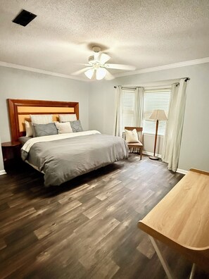 2 bedrooms, desk, iron/ironing board, free WiFi - Perfect Location: Atrium Amphitheater, Idle Hour Country Club, Wesleyan College (Macon)