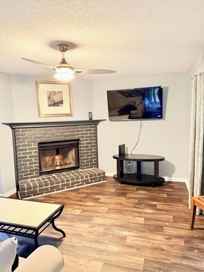 Smart TV, fireplace - Perfect Location: Atrium Amphitheater, Idle Hour Country Club, Wesleyan College (Macon)