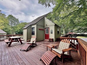 Outdoor dining - BR51 Cozy Cabin, centrally located to skiing/towns. Pets Ok (Davis)