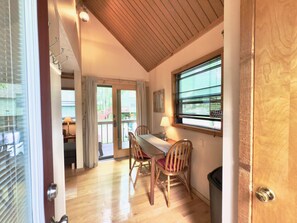 Dining - BR51 Cozy Cabin, centrally located to skiing/towns. Pets Ok (Davis)