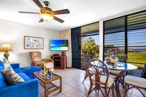 Condo (1 Bedroom) | Sala de estar | TV