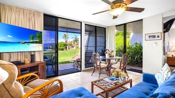 Condo (1 Bedroom) | Sala de estar | TV