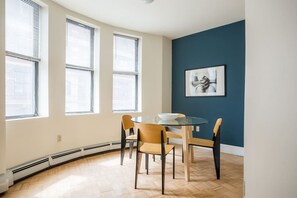 Dining - Pet Friendly - Elevator - Laundry in Bldg - FIDI (Boston)