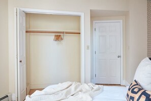 1 bedroom, desk, iron/ironing board, WiFi - Pet Friendly - Elevator - Laundry in Bldg - FIDI (Boston)