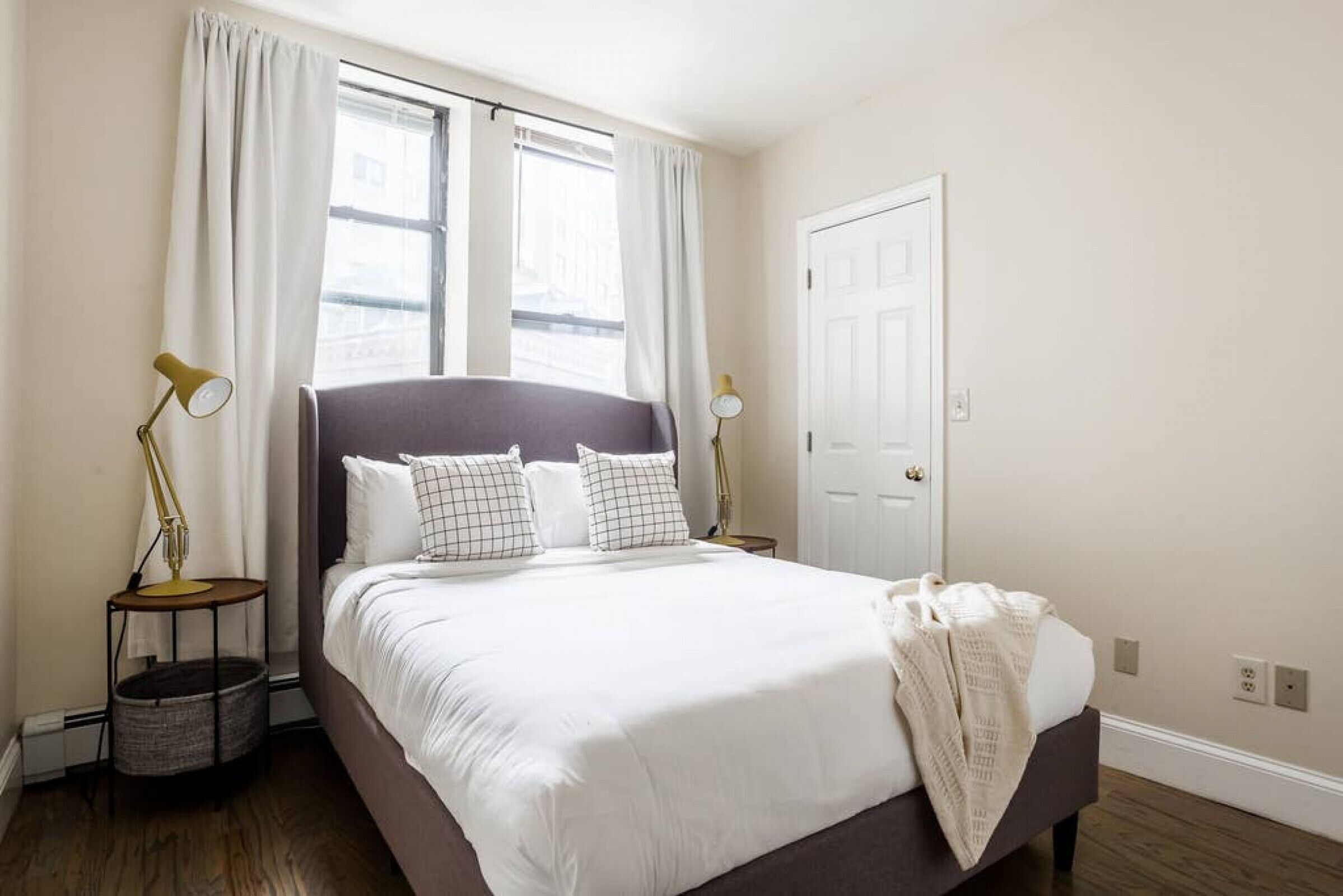 Desk, iron/ironing board, WiFi, bed sheets