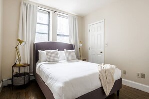 Desk, iron/ironing board, WiFi, bed sheets - Downtown Boston - close to everything - Laundry in Building, Keyless Entry. Free Air Mattress too. (Boston)