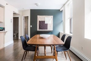 Dining - Downtown Boston - close to everything - Laundry in Building, Keyless Entry. Free Air Mattress too. (Boston)