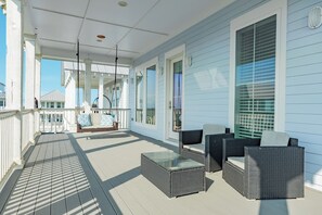 Terrace/patio - Beachside Beauty, 4 Suites, Multiple Covered Decks & Easy Beach Access! (Galveston)