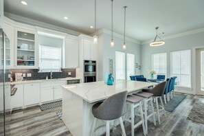 Fridge, microwave, oven, stovetop - Beachside Beauty, 4 Suites, Multiple Covered Decks & Easy Beach Access! (Galveston)