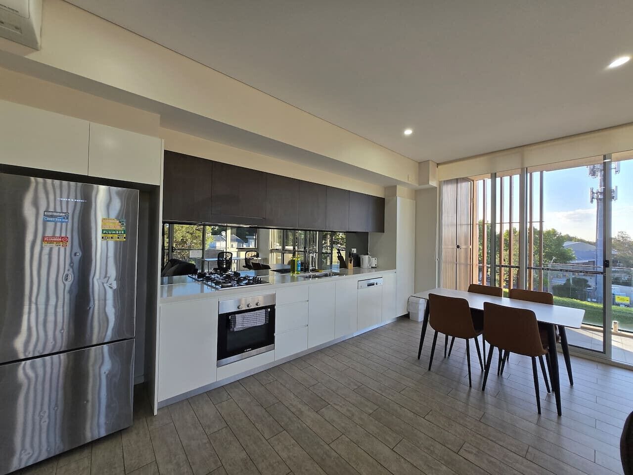 Réfrigérateur, four, plaque de cuisson, lave-vaisselle