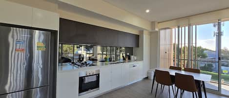 Réfrigérateur, four, plaque de cuisson, lave-vaisselle