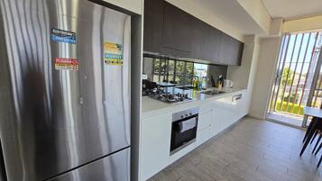 Fridge, oven, stovetop, dishwasher