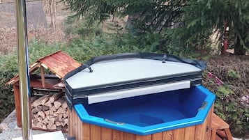 Bañera de hidromasaje al aire libre