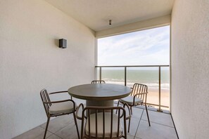 Dining - MOROWW Ostend · Seaview · Ensuite · Parking (Oostende)