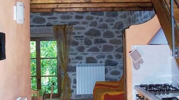 Classic Studio Suite, Balcony, Garden View | Living area